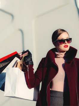 Mujer con bolsas de compra